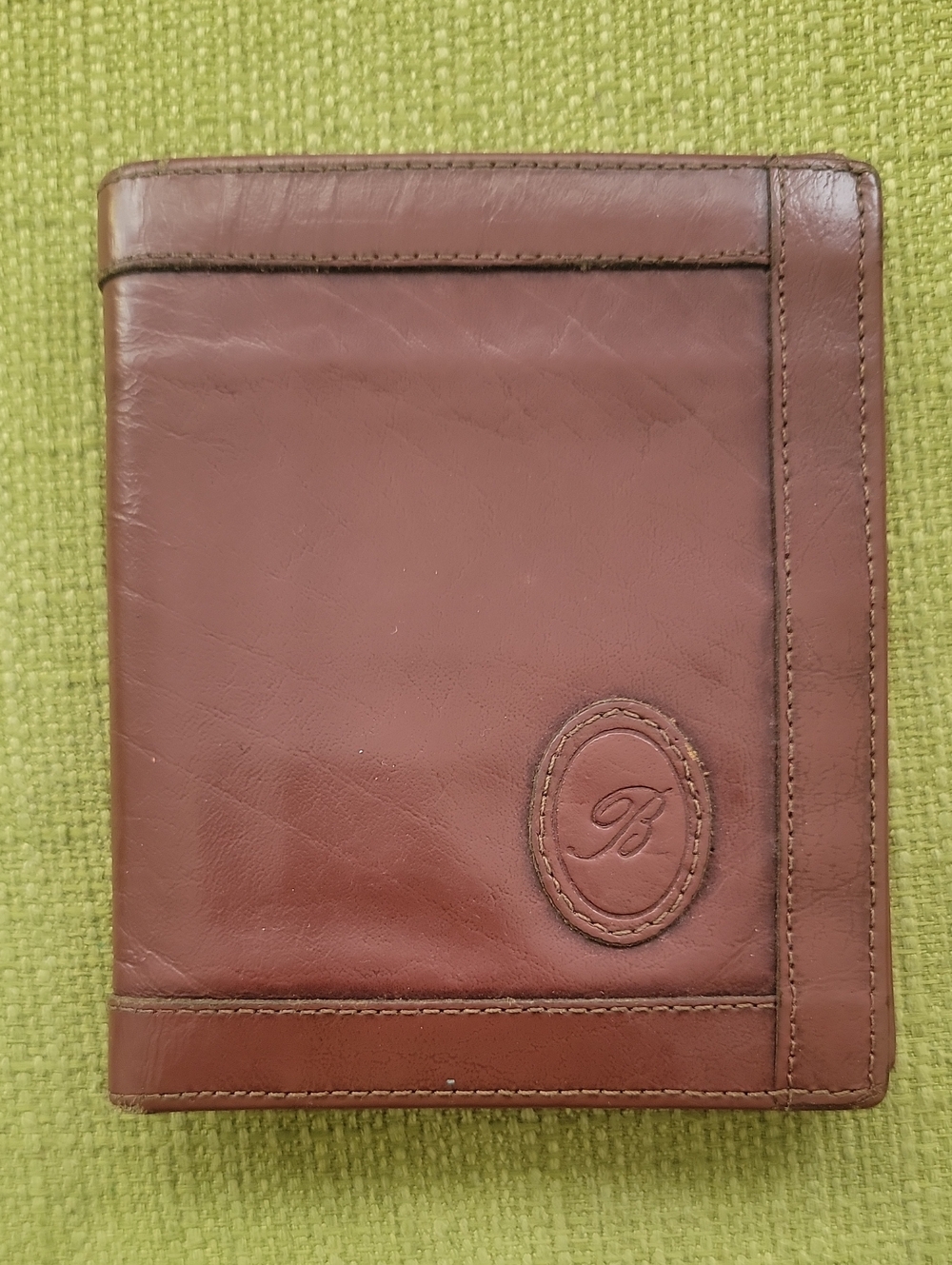 Birello Vintage Bison Leather Men's Bifold Wallet with Embossed 'B'
